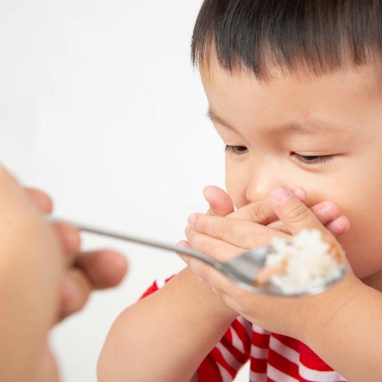 Child in pain before pulp therapy